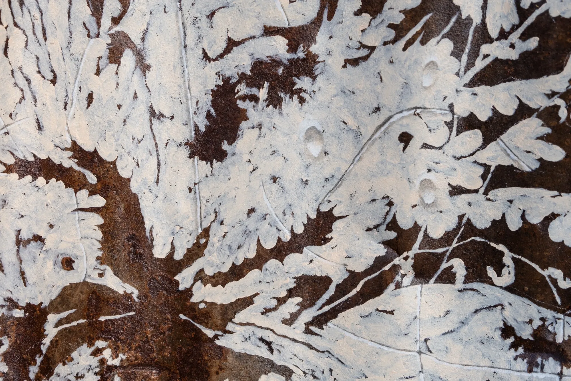 Una foglia di quercia sul marciapiede (bianco), detail